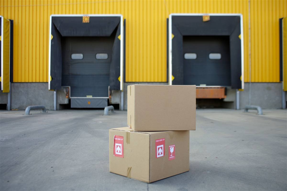 Andén de carga con cajas listas para despacho