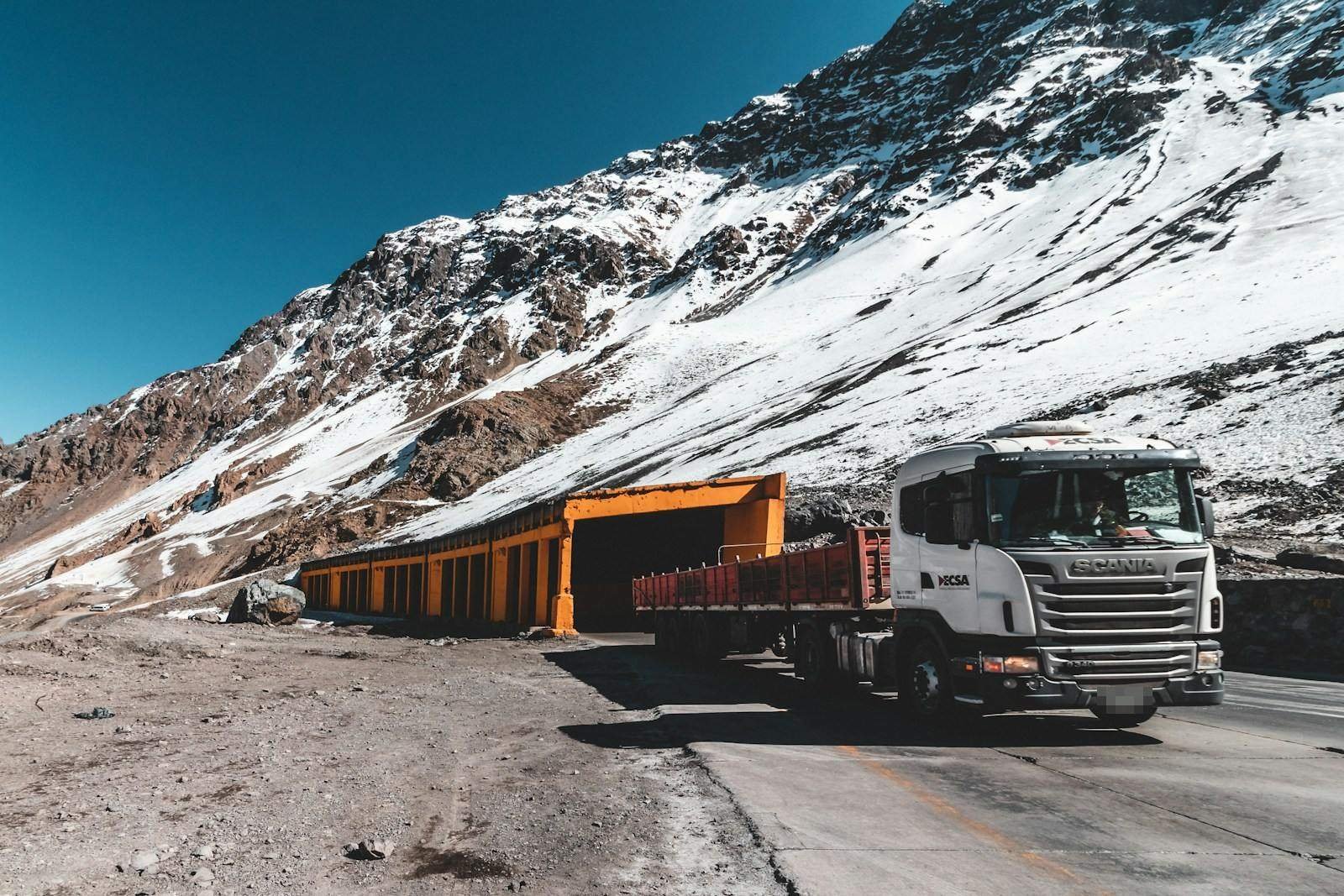 Camión en un camino de montaña en la cordillera nevada