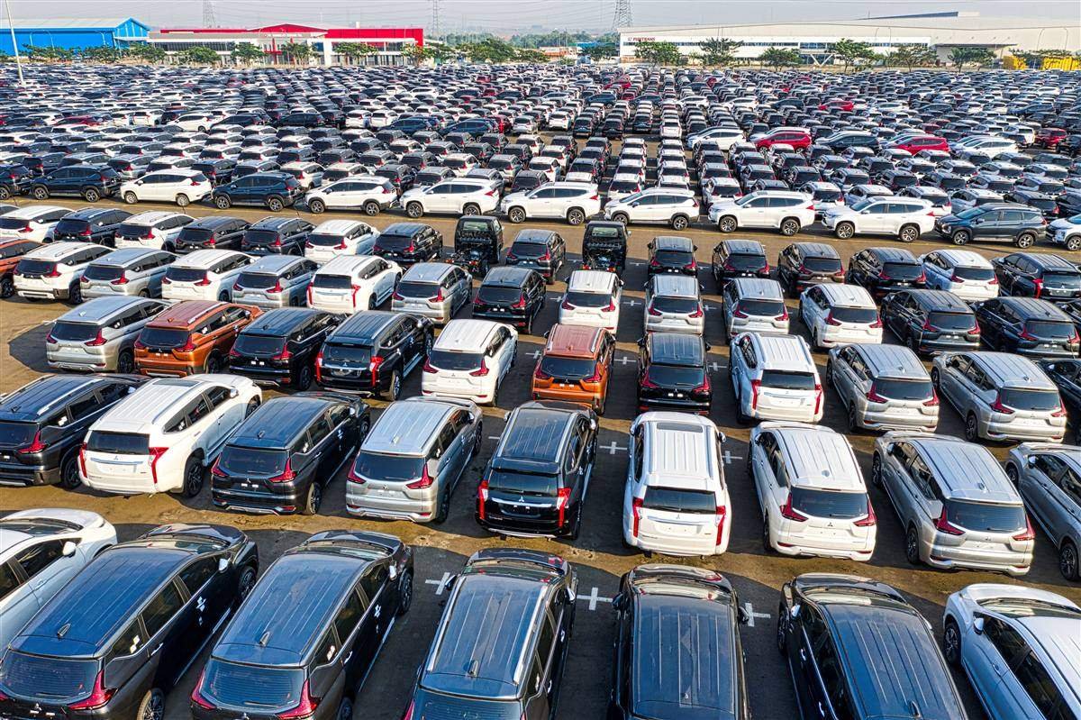 Patio con cientos de vehículos estacionados